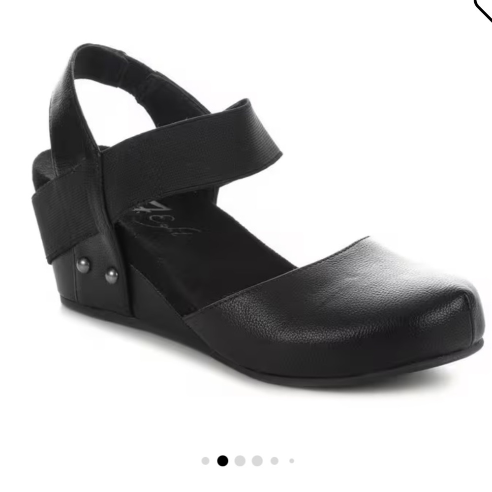 Axxiom Wedge cross Strap Shoes 9 1/2
